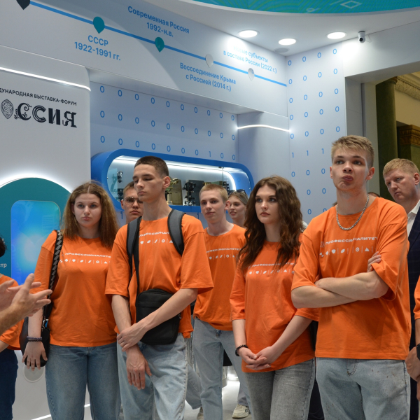 31 мая на выставке «Россия» в Москве была проведена экскурсия в павильон Строительного комплекса Российской Федерации: «Строим будущее/Россия в движении».