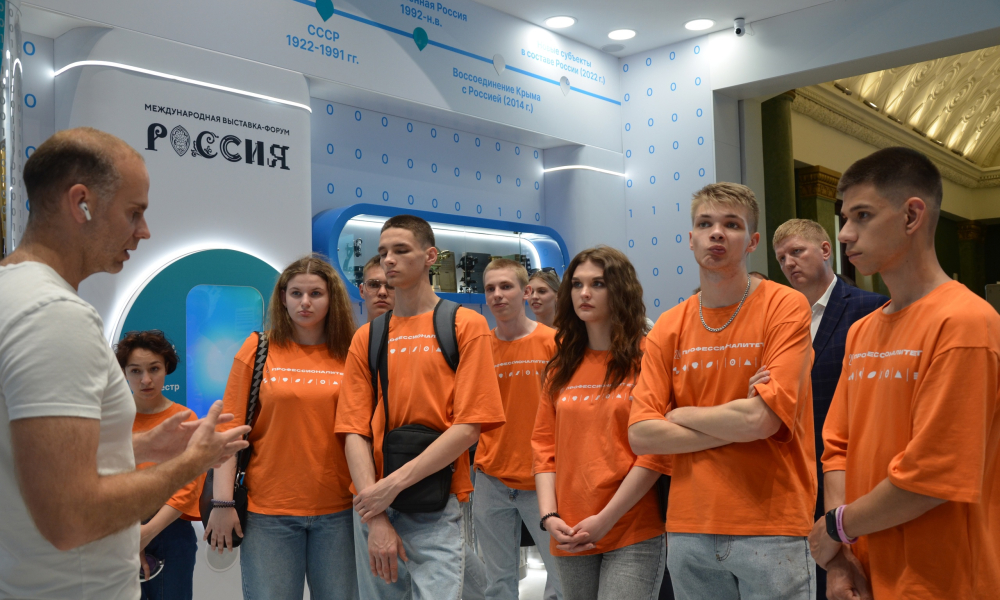 31 мая на выставке «Россия» в Москве была проведена экскурсия в павильон Строительного комплекса Российской Федерации: «Строим будущее/Россия в движении».